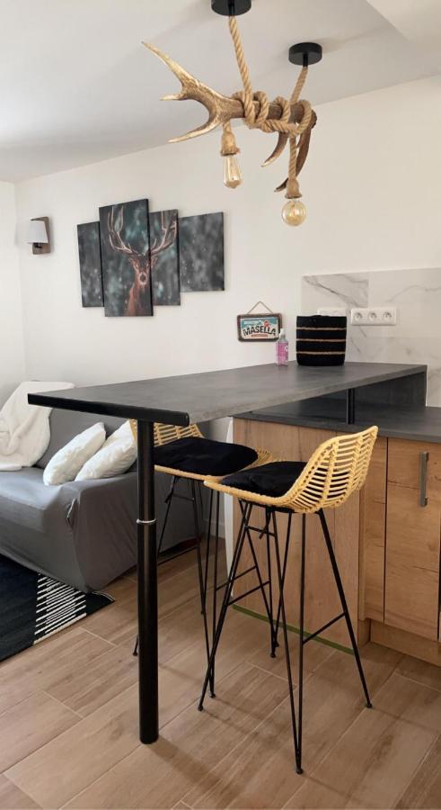 Appartement Avec Chambre Ouverte Бур-Мадам Екстериор снимка